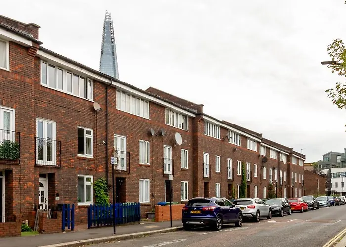 London Bridge 3 Bedroom House With Reception Room, Office And Private Garden