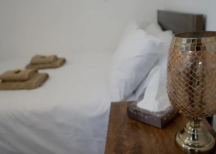 Luxury London House Sleeps 13, 2 Minutes To Metro